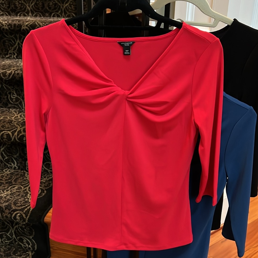 💕Ann Taylor rouched vneck blouse w 3/4 sleeves . Have also in black and red - Picture 5 of 5